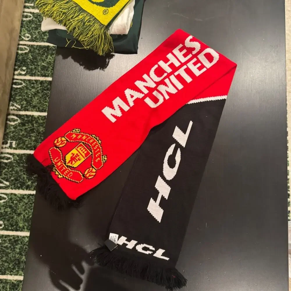 Manchester United x HCL Scarf in Red